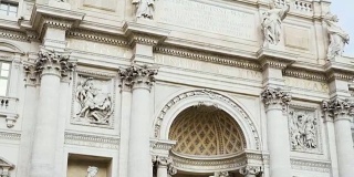 特莱维喷泉是意大利罗马的一座喷泉。股票。这是城里最大的巴洛克式喷泉。它位于特莱维的里奥内