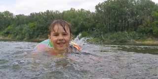 孩子在河里打圈溅水