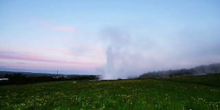 活跃的地热间歇泉谷位于冰岛北部