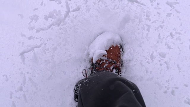 个人观点，在深冬的雪地里徒步旅行