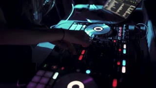 夜店里，两个年轻漂亮的女DJ在调音台播放音乐视频素材模板下载