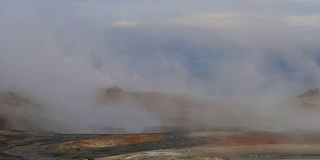 冰岛间歇泉喷发。红色的土壤，就像火星表面一样