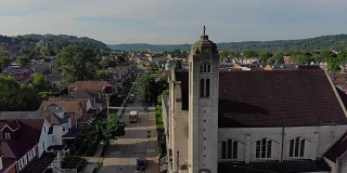 缓慢下降的空中拍摄小镇和教堂