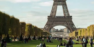 人们在法国巴黎战神广场绿色草坪上的时光流逝