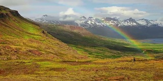 冰岛山脉冰川上方的彩虹美景。夏天的早晨。欧洲