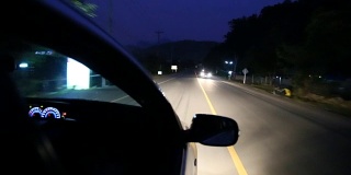 在亚洲乡村，泰国的晚上开车。