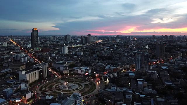 日落时城市的鸟瞰图。飞越泰国曼谷巨大的回旋处