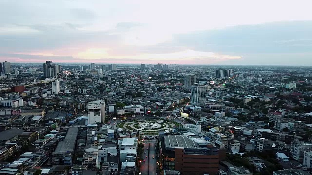 日落时城市的鸟瞰图。飞越泰国曼谷巨大的回旋处