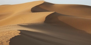 沙子在风吹沙丘，撒哈拉沙漠