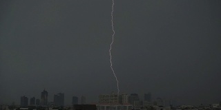闪电和雷暴云笼罩曼谷的城市景观。