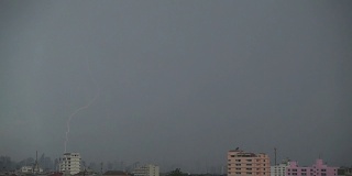 闪电和雷暴云笼罩曼谷的城市景观。