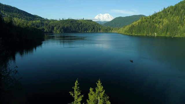 令人惊叹的湖景，田园诗般的放松阳光明媚的一天，飞行无人机飞向船山雷尼尔山峰