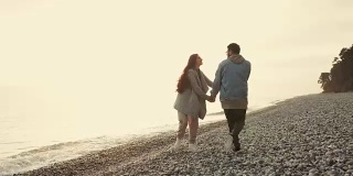 相爱的夫妻花时间在海滩上温柔和关心对方