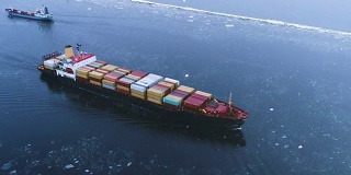 航拍的货船在海上移动。在背景冬季景观。