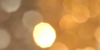抽象的黄金散景灯在全高清视频中运动。高质量的黄金颗粒渲染。理想的圣诞节，情人节，婚礼，爱情，庆祝和派对视频的背景
