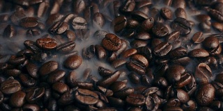 咖啡豆冒烟的特写