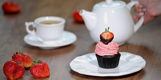 草莓奶油巧克力小蛋糕。