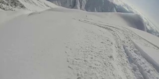 高山滑雪者下粉坡的POV