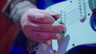 这个男人弹吉他的特写视频视频素材模板下载