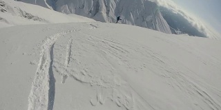 高山滑雪者下粉坡的POV
