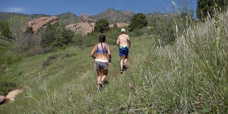 女子跑步将呼叫Trail红石公园莫里森科罗拉多州落基山脉
