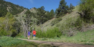 男人女人夫妇早上跑步熊溪步道科罗拉多落基山脉