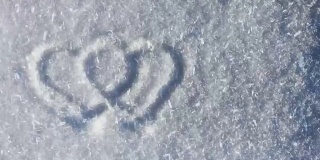 雪上的两个心符号