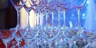 金字塔空的香槟酒杯在婚礼设置倒香槟。