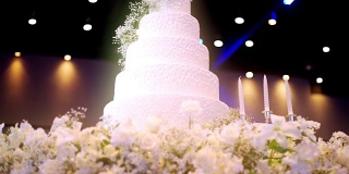 装饰蜡烛的优雅婚礼蛋糕。