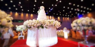 美丽的婚礼蛋糕装饰鲜花婚宴。