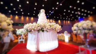 美丽的婚礼蛋糕装饰鲜花婚宴。视频素材模板下载