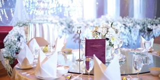 婚礼装饰，桌上放一束鲜花。