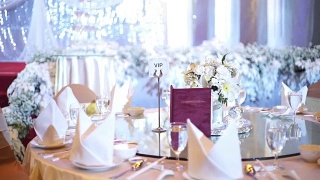 婚礼装饰，桌上放一束鲜花。视频素材模板下载