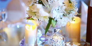 婚礼装饰:桌上有花束和蜡烛。