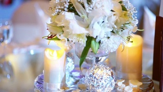 婚礼装饰:桌上有花束和蜡烛。视频素材模板下载