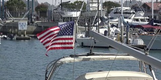 美国国旗在码头上随风飘扬