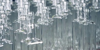 多个玻璃瓶紧密地站在一起的静态视图