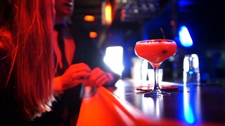 男女朋友聊天和放松在酒吧柜台在夜总会，聚会视频素材模板下载