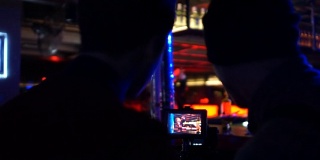 摄影师和制片人在夜总会拍摄醉汉的宣传视频