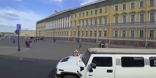 交通在经过宫殿广场，俄罗斯圣彼得堡。