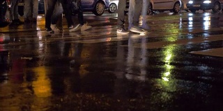 在城市的雨夜，人们在人行横道上。法国巴黎