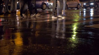 在城市的雨夜，人们在人行横道上。法国巴黎视频素材模板下载