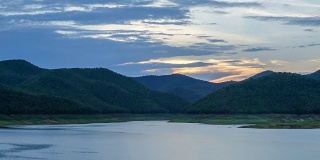 时间流逝日落湖与山脉的背景。