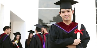 研究生毕业后拿着毕业证书的照片。