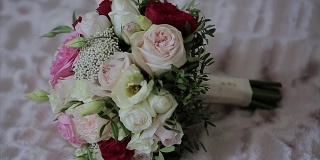 婚礼上美丽的花束。婚礼鲜花