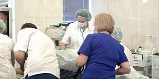 一组医生和护士在手术过程中看着监护仪