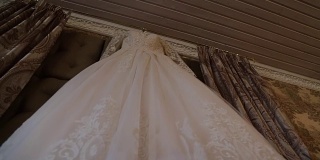 婚纱挂在窗前