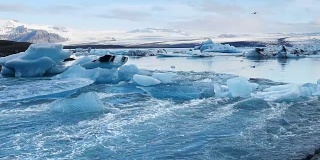 冰岛黑色火山海滩上的冰川