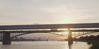日落时分的桥，在俄罗斯的湖边
