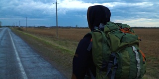 一个年轻的游客背着背包旅行。
